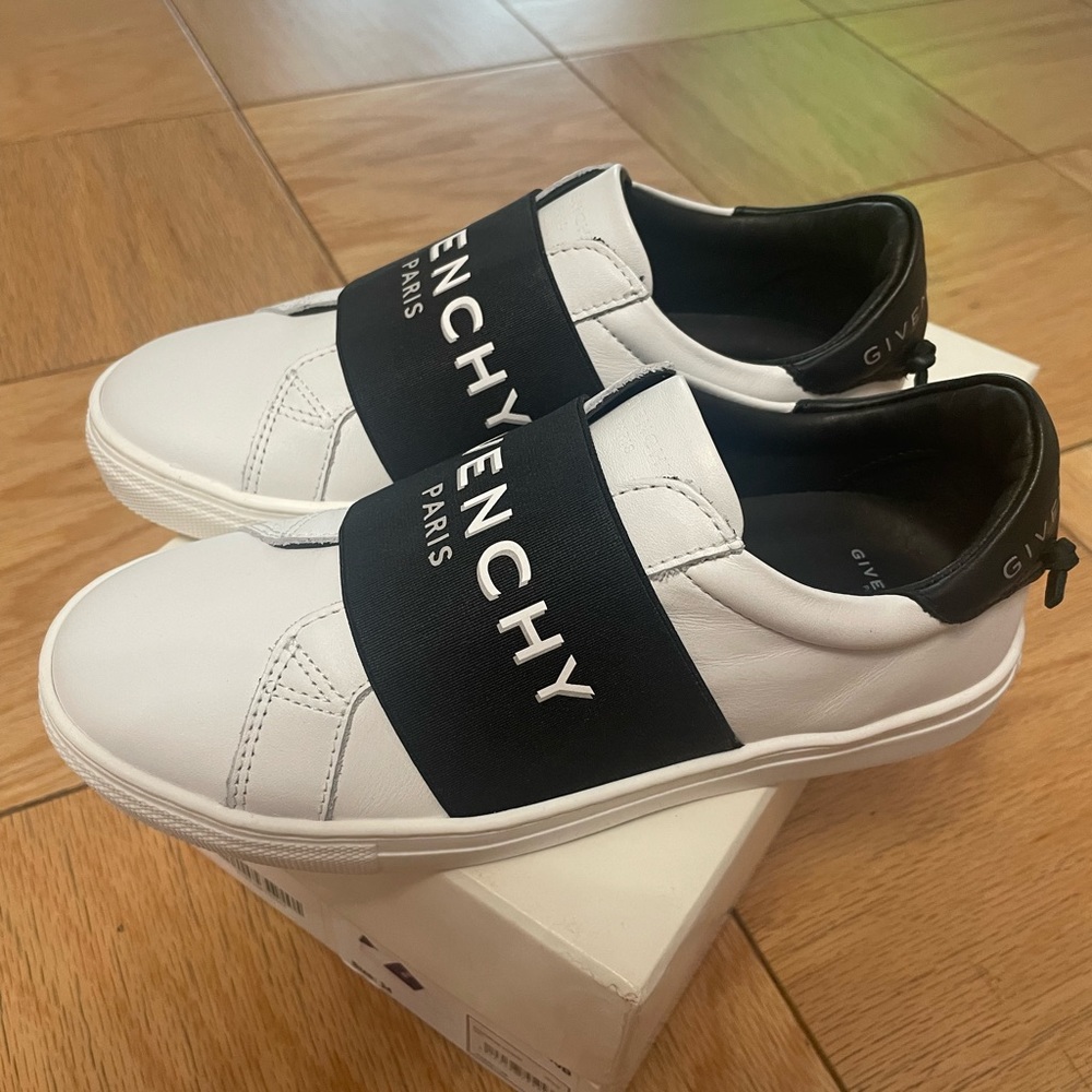 Big Girls Givenchy Sneaker size 34
